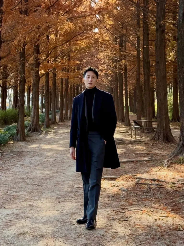 숲길을 배경으로 그레이 슬랙스와 블랙 로퍼를 매치해 안정적인 실루엣을 보여준 정일우. /사진=정일우 인스타그램